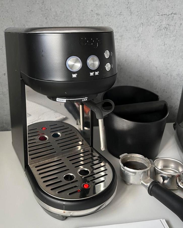 Sage Bambino Black Truffle + accessoires, Witgoed en Apparatuur, Koffiezetapparaten, Zo goed als nieuw, Koffiebonen, Espresso apparaat