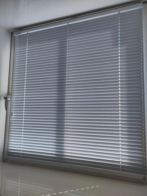 2 stuks aluminium jaloezieën 25 mm, 107,5x109 (prijs p.s.), Huis en Inrichting, Stoffering | Gordijnen en Lamellen, Zo goed als nieuw