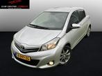 Toyota Yaris 1.3 VVT-i Aspiration |NAVI|6VERS|AIRCO|, Auto's, Toyota, Te koop, Zilver of Grijs, Geïmporteerd, 5 stoelen
