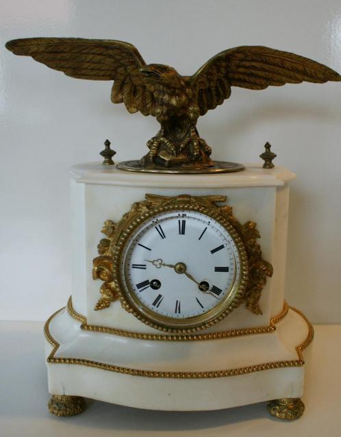 Wit marmeren Franse pendule met adelaar., Antiek en Kunst, Antiek | Klokken, Ophalen