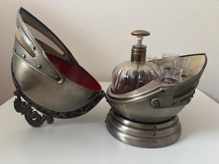 Likeur kelder in de vorm van een ridderhelm en muziekdoos, Antiek en Kunst, Antiek | Woonaccessoires, Ophalen of Verzenden