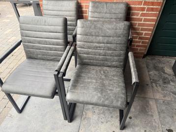 Eetkamerstoelen beschikbaar voor biedingen
