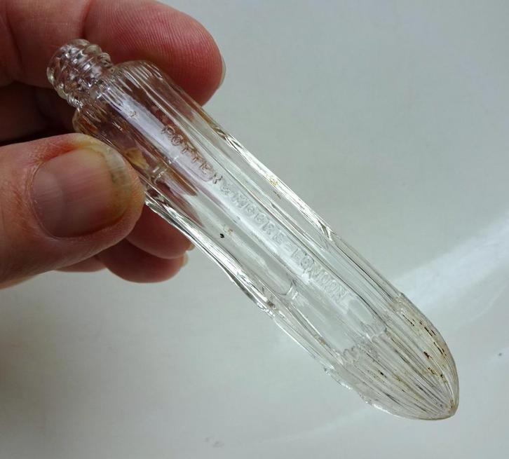 Lavendelwater flesje: Potter & Moore, Londen. Bodemvondst, Antiek en Kunst, Antiek | Glas en Kristal, Ophalen of Verzenden