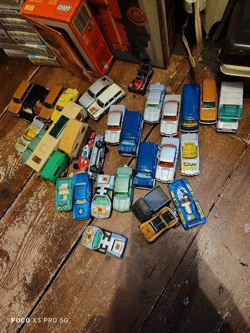 Partij oude speelgoed auto's beschikbaar voor biedingen