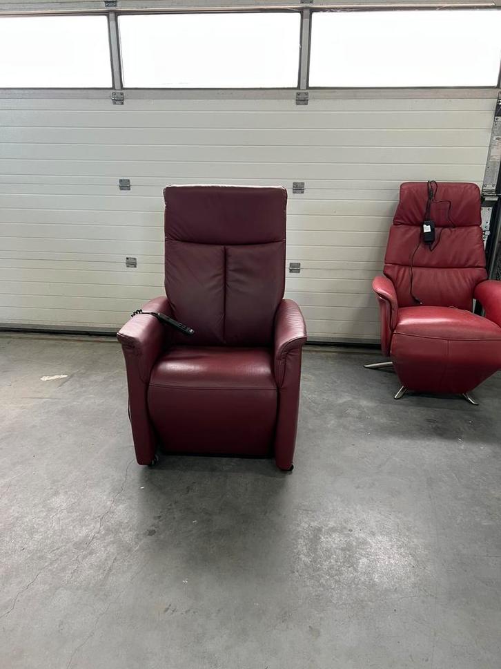 Hukla leren relaxfauteuil rood – elektrisch verstelbaar, Huis en Inrichting, Fauteuils, Zo goed als nieuw, Leer, 50 tot 75 cm