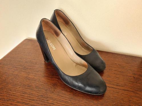 Nelson stewardessen pumps (gedragen) - Donkerblauw, maat 40, Kleding | Dames, Schoenen, Gedragen, Pumps, Blauw, Ophalen of Verzenden