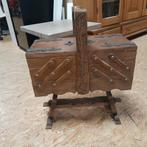 Antieke harmonica naaidoos/kist met houtsnijwerk smeedijzer, Ophalen