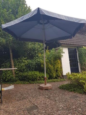 Parasol met voet en hoes beschikbaar voor biedingen