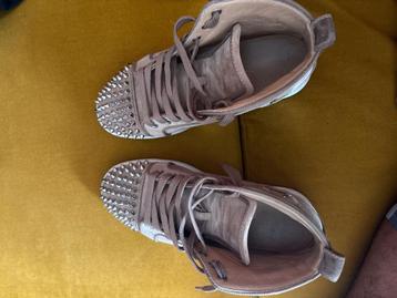 Christian Louboutin Maat 39 suede spikes NIEUW PRIJS 895€ beschikbaar voor biedingen