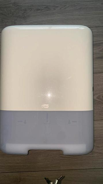 Tork H3 papieren handdoek dispencer beschikbaar voor biedingen