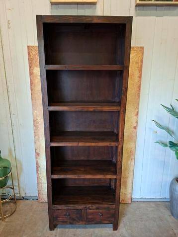 Koloniaal teakhouten boekenkast afm, 70x30cm en 194cm hoog

 beschikbaar voor biedingen