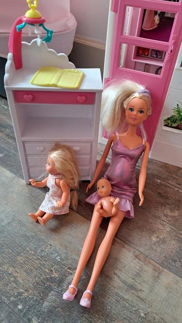 Zwangere Barbie met baby's en accessoires beschikbaar voor biedingen