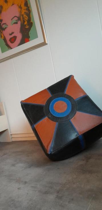 LEREN POEF geheel van recycled meteriaal beschikbaar voor biedingen