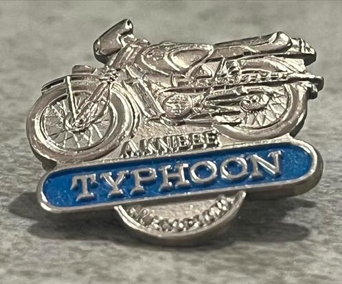speldje Typhoon brommers bromfietsen  A. Knibbe Amersfoort, Verzamelen, Speldjes, Pins en Buttons, Zo goed als nieuw, Overige onderwerpen