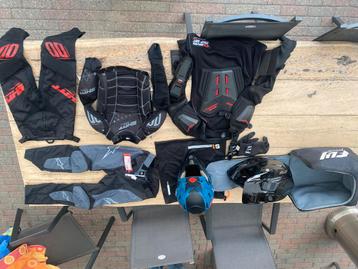 Diversen croskleren/helmen beschikbaar voor biedingen