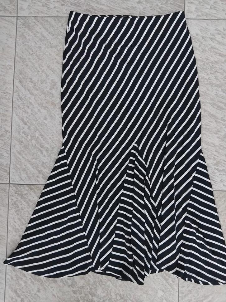 Question? lange rok donker blauw maat M diagonaal gestreept, Kleding | Dames, Rokken, Zo goed als nieuw, Maat 38/40 (M), Blauw