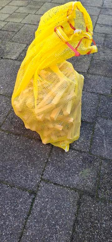 Schoon en droog aanmaak hout beschikbaar voor biedingen