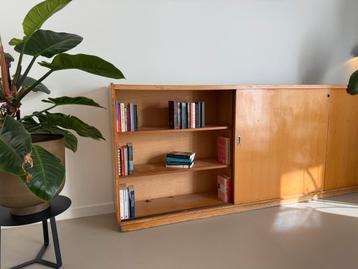 Groot dressoir / vintage schoolkast met stevige planken beschikbaar voor biedingen
