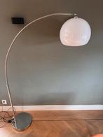 Booglamp van chroom met witte kunststof kap, Huis en Inrichting, Lampen | Vloerlampen, Ophalen, Vintage jaren 60, Zo goed als nieuw