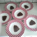 Alie kruse kolk  6 diepe borden dennenappels  ( kerst), Ophalen of Verzenden, Zo goed als nieuw, Bord