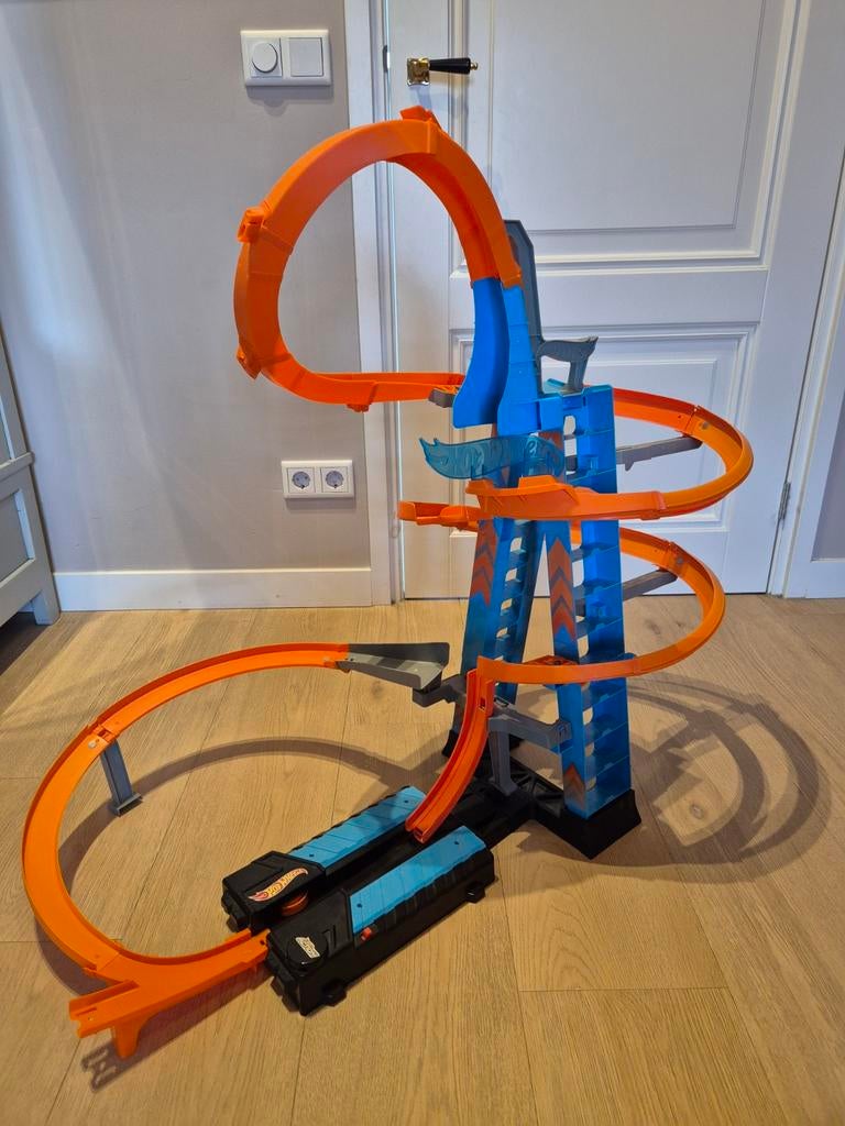 Hot Wheels Wolkenkrabber Crash Racebaan + 17 auto's, Kinderen en Baby's, Speelgoed | Racebanen, Zo goed als nieuw, Racebaan, Elektrisch