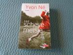 Het scheve meisje - Yvon Né, Boeken, Nieuw, Ophalen of Verzenden, Nederland, Yvon Né