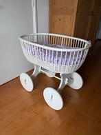 Gratis witte rotan wieg, matrasje met 3delige kap z.s.m. weg, Kinderen en Baby's, Babywiegjes en Ledikanten, Ophalen, Gebruikt