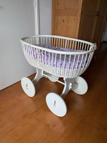 Gratis witte rotan wieg, matrasje met 3delige kap z.s.m. weg beschikbaar voor biedingen