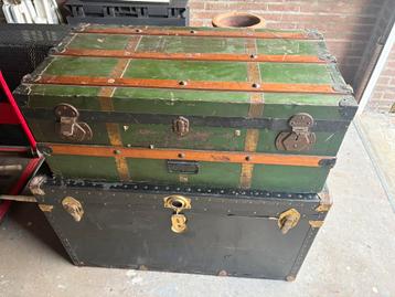 2 oude antieke kisten beschikbaar voor biedingen