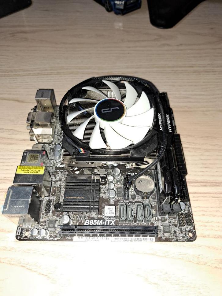 Asrock B85M-ITX / Xeon E3 1240 v3 / 16 GB Kingston Fury DDR3, Computers en Software, Moederborden, Gebruikt, Intel, DDR3, Ophalen of Verzenden