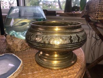 Messing sierschaal met ingegraveerd bloemmotief beschikbaar voor biedingen