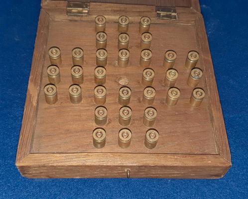Oude houten kist met hulzen - Solitair spel, Verzamelen, Militaria | Tweede Wereldoorlog, Ophalen of Verzenden