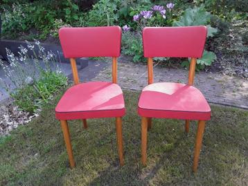 Twee vintage eetkamerstoelen, rood skai, setprijs beschikbaar voor biedingen