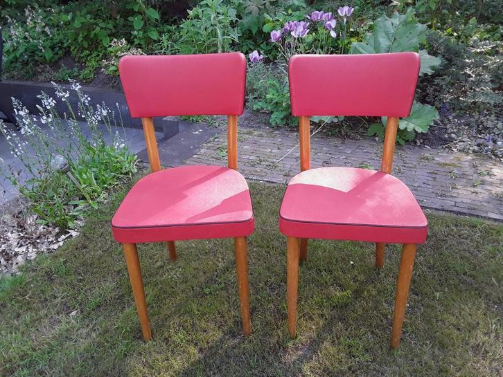 Twee vintage eetkamerstoelen, rood skai, setprijs, Huis en Inrichting, Stoelen, Gebruikt, Twee, Hout, Rood, Ophalen