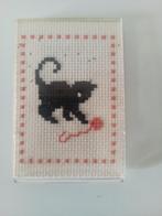Ongewone keukenmagneet Spelende kat met bol wol (gehaakt), Ophalen of Verzenden, Zo goed als nieuw, Hond of Kat, Overige typen