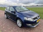 Volkswagen Polo 1.2 TSI AIRCO|CRUISE|BI-XENON|CARPLAY|NW APK, Auto's, Navigatiesysteem, Stof, Gebruikt, Zwart