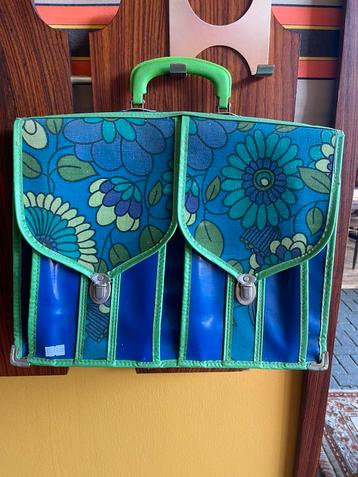 Vrolijke jaren 70 tas/ school tas met bloemen beschikbaar voor biedingen