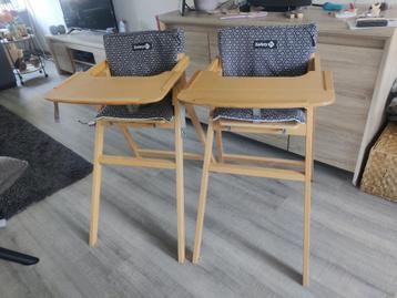 Twee houten kinderstoeltjes beschikbaar voor biedingen
