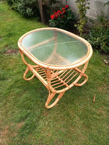 Retro Rotan Bijzettafel met Glasplaat beschikbaar voor biedingen