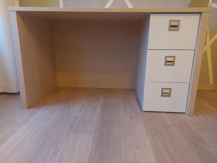 Bureau houtkleurig blad met witte laden van Linea Vroomshoop, Huis en Inrichting, Bureaus, Gebruikt, Bureau, Ophalen