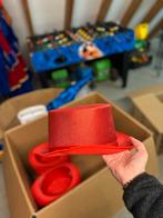 Rode hoeden carnaval 40 stuks, Ophalen of Verzenden, Hoed, Zo goed als nieuw, 58 cm (L, 7¼ inch) of meer
