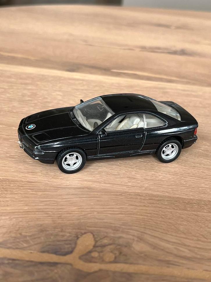Maisto BMW 850 CSi, schaal 1:42 zwart, Hobby en Vrije tijd, Modelauto's | 1:18, Zo goed als nieuw, Auto, Maisto, Ophalen of Verzenden