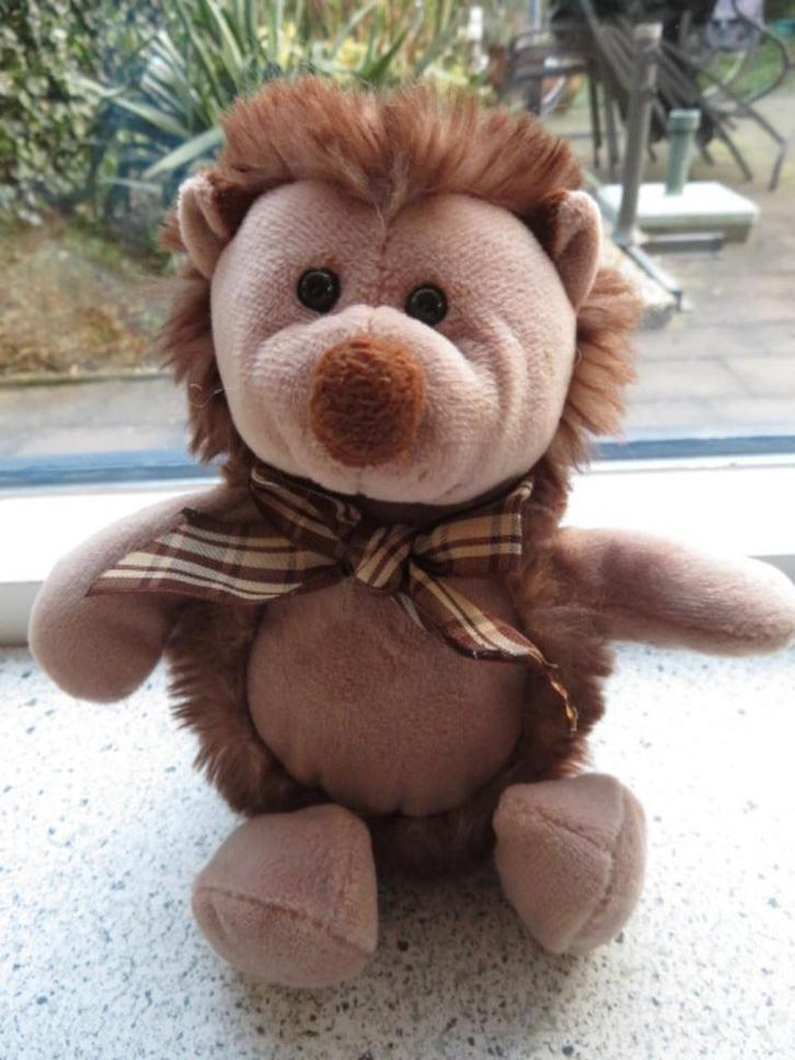Fluweel zachte egel met geruite strik meet ca 20 cm totaal, Kinderen en Baby's, Speelgoed | Knuffels en Pluche, Zo goed als nieuw