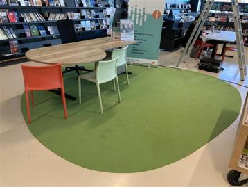  Vloerkleed in (ongeveer) de vorm van bibliotheeklogo beschikbaar voor biedingen