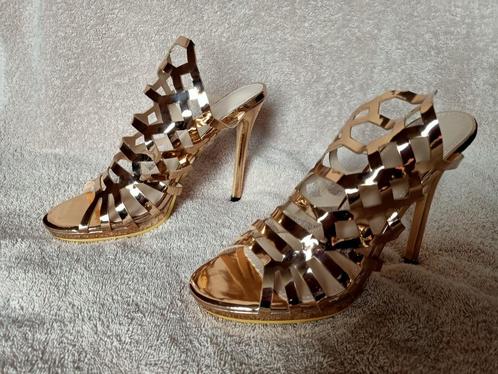 NIEUW Hakken Sandaal goudkleur maat 38, Kleding | Dames, Schoenen, Nieuw, Schoenen met hoge hakken, Ophalen