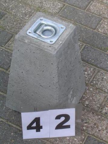 Te koop:betonpoeren,stelplaten,paalhouders,draadankers beschikbaar voor biedingen