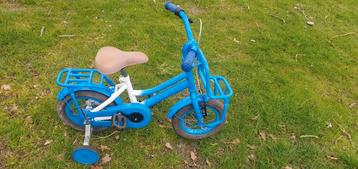 Blauw wit 12 inch kinderfietsje met zijwieletjes beschikbaar voor biedingen