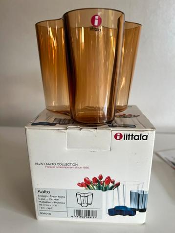 Nieuw in doos Iittala Alvar Aalto Vaas Brown -Ruskea 95 mm beschikbaar voor biedingen