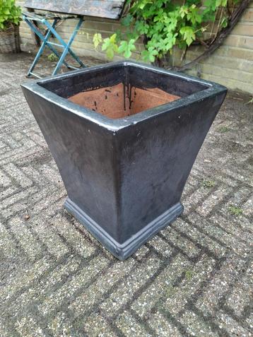Grote bloempot zwart/antraciet grijs vierkant beschikbaar voor biedingen