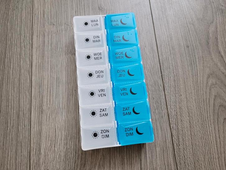 Wit blauwe pillendoos ~ TH6902, Diversen, Verpleegmiddelen, Gebruikt, Ophalen of Verzenden